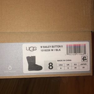 BRAND NEW  UGG WOMENS BAILEY BUTTON II